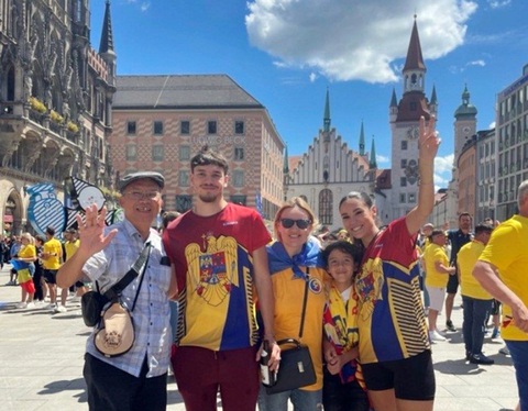 Mùa hè nóng bỏng ở Đức- Ảnh 5. Tác giả và một gia đình cổ động viên Romania trên quảng trường Đức Mẹ Munchen - Ảnh: Hoàng Nhi