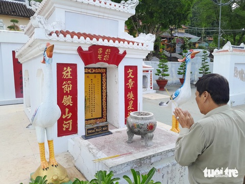 Kỷ niệm 195 năm ngày mất ‘khai quốc công thần’ Thoại Ngọc Hầu- Ảnh 1. Người dân An Giang đến viếng lăng, mộ danh thần Thoại Ngọc Hầu - Ảnh: CHÍ HẠNH
