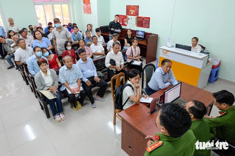 Làm thẻ căn cước mới ở TP.HCM chỉ mất 5-10 phút- Ảnh 1. Người dân đến làm thẻ căn cước tại trụ sở Phòng Cảnh sát quản lý hành chính về trật tự xã hội (PC06) Công an TP sáng 1-7