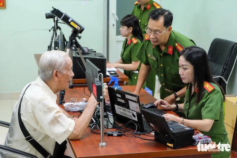 Làm thẻ căn cước mới ở TP.HCM chỉ mất 5-10 phút- Ảnh 3. Ông Lê Công Sửu (85 tuổi, ngụ quận 1) là cụ ông lớn tuổi nhất và cũng là một trong những người đến làm hồ sơ cấp thẻ căn cước tại trụ sở PC06 Công an TP sớm nhất