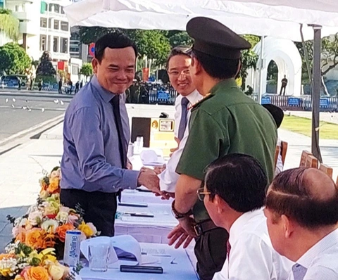 Nhiều tỉnh, thành đồng loạt ra mắt lực lượng bảo vệ an ninh, trật tự cơ sở- Ảnh 13. Phó thủ tướng Trần Lưu Quang chúc mừng lực lượng tham gia bảo vệ an ninh, trật tự ở cơ sở tại Khánh Hòa - Ảnh: PHAN SÔNG NGÂN