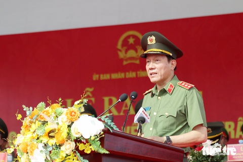 Bộ trưởng Lương Tam Quang: Lực lượng bảo vệ an ninh, trật tự cơ sở phải gần dân, sát dân- Ảnh 1. Thượng tướng Lương Tam Quang - bộ trưởng Bộ Công an - phát biểu giao nhiệm vụ với lực lượng tham gia bảo vệ an ninh, trật tự tại cơ sở sáng 1-7 - Ảnh: DOÃN HÒA