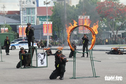 Bộ trưởng Lương Tam Quang: Lực lượng bảo vệ an ninh, trật tự cơ sở phải gần dân, sát dân- Ảnh 6. Diễn tập tình huống - Ảnh: DOÃN HÒA