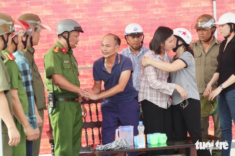 Bộ trưởng Lương Tam Quang: Lực lượng bảo vệ an ninh, trật tự cơ sở phải gần dân, sát dân- Ảnh 7. Tình huống lực lượng tham gia bảo vệ an ninh, trật tự tại cơ sở cùng chính quyền địa phương giải quyết mâu thuẫn gia đình - Ảnh: DOÃN HÒA