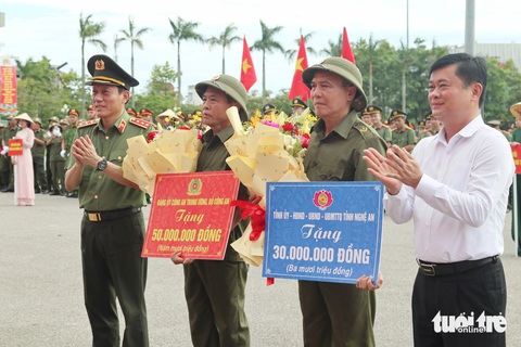 Bộ trưởng Lương Tam Quang: Lực lượng bảo vệ an ninh, trật tự cơ sở phải gần dân, sát dân- Ảnh 9. Thượng tướng Lương Tam Quang - bộ trưởng Bộ Công an và ông Thái Thanh Quý - bí thư Tỉnh ủy Nghệ An - tặng quà động viên lực lượng tham gia bảo vệ an ninh, trật tự tại cơ sở - Ảnh: DOÃN HÒA