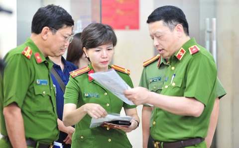 Công an Hà Nội bắt đầu cấp thẻ căn cước cho trẻ em- Ảnh 4. Thiếu tướng Nguyễn Hồng Ky, phó giám đốc Công an Hà Nội, trực tiếp đến kiểm tra công tác thu nhận hồ sơ cấp căn cước tại Phòng Cảnh sát quản lý hành chính về trật tự xã hội - Ảnh: ANH TẤN