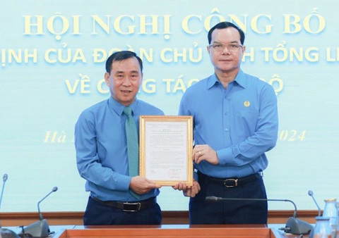 Chủ tịch Tổng liên đoàn Lao động Việt Nam Nguyễn Đình Khang (bìa phải) trao quyết định điều động và bổ nhiệm ông Nguyễn Văn Bắc làm trưởng ban tài chính Tổng liên đoàn Lao động Việt Nam - Ảnh: HẢI NGUYỄN Chủ tịch Tổng liên đoàn Lao động Việt Nam Nguyễn Đình Khang (phải) trao quyết định điều động và bổ nhiệm ông Nguyễn Văn Bắc làm trưởng Ban Tài chính Tổng liên đoàn Lao động Việt Nam - Ảnh: HẢI NGUYỄN