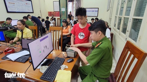 Công an Hà Nội bắt đầu cấp thẻ căn cước cho trẻ em- Ảnh 1. Nhiều người dân đến làm thủ tục cấp căn cước - Ảnh: ANH TẤN