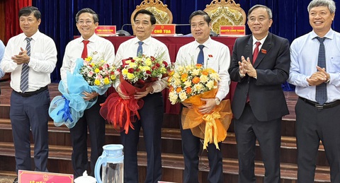 Phê chuẩn 2 phó chủ tịch UBND tỉnh Quảng Nam- Ảnh 1. Ông Trần Nam Hưng (thứ hai từ trái qua) và ông Phan Thái Bình (thứ tư từ trái qua) được bầu giữ chức vụ phó chủ tịch UBND tỉnh Quảng Nam - Ảnh: LÊ TRUNG