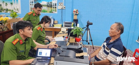 Làm thẻ căn cước mới ở TP.HCM chỉ mất 5-10 phút- Ảnh 9. Ông Trần Văn Huê (bìa phải) được cấp giấy chứng nhận căn cước sau hơn 30 năm không xác định được quốc tịch - Ảnh: VĂN VŨ