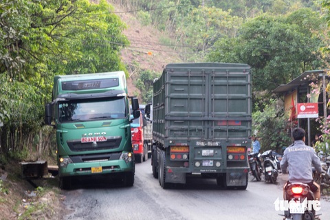 Chấp thuận làm băng tải dài hơn 6km chuyển than từ Lào về Việt Nam- Ảnh 2. Quảng Trị nhập khẩu 2,2 triệu tấn than bằng đường bộ trong năm 2023, khiến nhiều tuyến quốc lộ xuống cấp, hư hỏng - Ảnh: HOÀNG TÁO