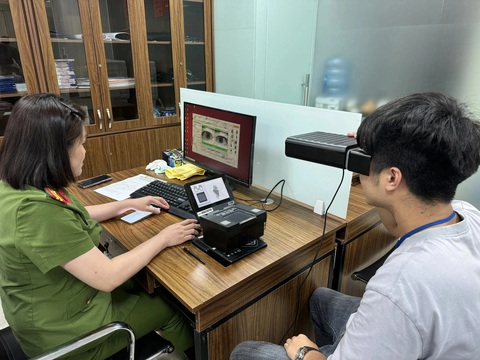 Làm căn cước mới: Lấy mống mắt, ADN, thu giọng nói ra sao?- Ảnh 1. Người dân thực hiện việc thu nhận thông tin mống mắt - Ảnh: THÀNH CHUNG