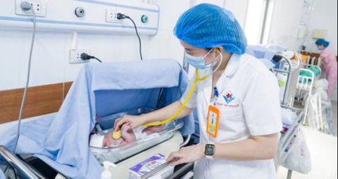 Trẻ sơ sinh bị vàng da cần được chú ý chăm sóc cực sớm- Ảnh 1. Trẻ mới sinh 9 giờ đã phải điều trị tích cực vì vàng da - Ảnh: BVCC