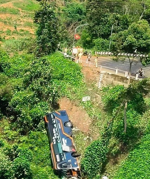 Hiện trường xe khách chở 48 người lao xuống vực ở Đắk Glong, Đắk Nông - Ảnh: Q.VŨ Hiện trường xe khách chở 48 người lao xuống vực ở Đắk Glong, Đắk Nông - Ảnh: Q.VŨ