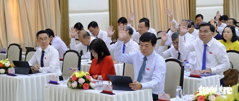 Cấm khai thác cát ở 8 vị trí trên sông Tiền và 3 vị trí sông Hậu- Ảnh 1. Đại biểu HĐND tỉnh Đồng Tháp biểu quyết tại kỳ họp sáng 1-7 - Ảnh: ĐẶNG TUYẾT
