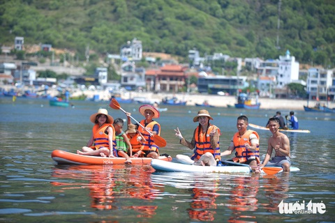 Du lịch biển là lựa chọn hàng đầu của nhiều du khách khi đến với Bình Định vì biển ở đây đẹp, sạch và nước biển trong xanh - Ảnh: LÂM THIÊN Du lịch biển là lựa chọn hàng đầu của nhiều du khách khi đến với Bình Định vì biển ở đây đẹp, sạch và nước biển trong xanh - Ảnh: LÂM THIÊN