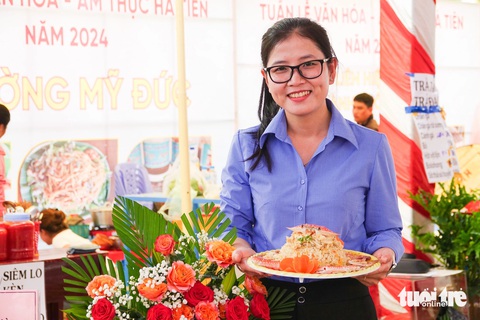 Hơn 100 món ăn ngon ở Hà Tiên phục vụ khách du lịch- Ảnh 1. Khách du lịch chụp ảnh bên những món ăn ngon ở Hà Tiên - Ảnh: CHÍ CÔNG