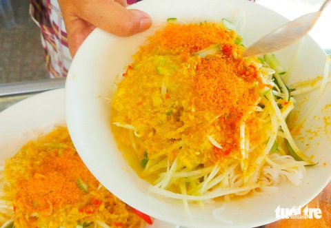 Hơn 100 món ăn ngon ở Hà Tiên phục vụ khách du lịch- Ảnh 2. Món bún kèn nổi tiếng ở TP Hà Tiên - Ảnh: CHÍ CÔNG