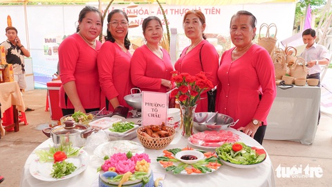 Hơn 100 món ăn ngon ở Hà Tiên phục vụ khách du lịch- Ảnh 3. Mâm cỗ ngày giỗ được người dân ở Hà Tiên làm nhân dịp lễ hội truyền thống kỷ niệm 289 năm ngày mất Đức khai trấn Mạc Cửu (1735 - 2024) - Ảnh: CHÍ CÔNG