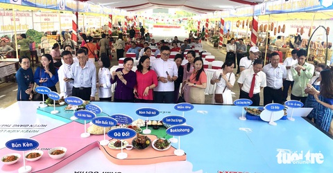 Hơn 100 món ăn ngon ở Hà Tiên phục vụ khách du lịch- Ảnh 7. Độc đáo trình diễn bản đồ món ăn đặc trưng Hà Tiên - Ảnh: CHÍ CÔNG