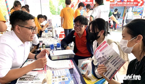 Điểm chuẩn ưu tiên xét tuyển Trường đại học Khoa học tự nhiên TP.HCM có ngành điểm tuyệt đối 10- Ảnh 1. Trường đại học Khoa học tự nhiên (Đại học Quốc gia TP.HCM) vừa công bố điểm chuẩn phương thức 2. Trong ảnh: Học sinh tìm hiểu các phương thức xét tuyển của trường năm 2024 - Ảnh: TRẦN HUỲNH