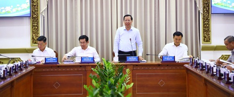 Chào mừng 50 năm thống nhất, chăm lo cho người nghèo, không để ngập nước, kẹt xe, ô nhiễm- Ảnh 1. Chủ tịch UBND TP.HCM Phan Văn Mãi chủ trì phiên họp - Ảnh: TTBC