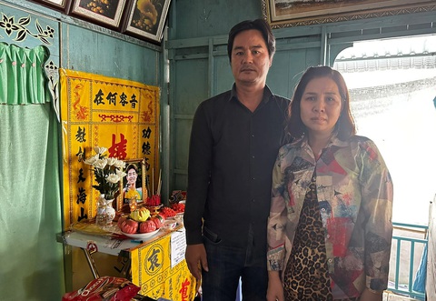 Hoàn cảnh éo le của cua rơ 17 tuổi gặp nạn trên đường đua- Ảnh 2. Cha mẹ Minh Mẫn trước bàn thờ của con trai - Ảnh: HUY THỊNH