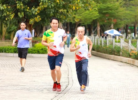 Ông Bùi Lương, tượng đài marathon Việt Nam qua đời- Ảnh 4. Ở tuổi 85, HLV Bùi Lương vẫn chạy mỗi ngày 10km và huấn luyện marathon cho giới phong trào trước khi qua đời - Ảnh: FBNV