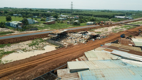 Cao tốc Biên Hòa - Vũng Tàu qua Đồng Nai: Chủ đầu tư kêu thiếu nguồn đất đắp- Ảnh 3. Một đoạn cao tốc Biên Hòa - Vũng Tàu còn vướng nhà dân - Ảnh: H.MI
