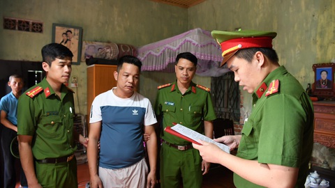 Vụ bé trai 11 tuổi bị đánh bầm tím: Bắt tạm giam người tình của mẹ- Ảnh 1. Cơ quan điều tra thi hành lệnh khởi tố, bắt Lê Xuân Hùng - Ảnh: Công an tỉnh Phú Thọ