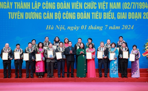 Phó Chủ tịch nước Võ Thị Ánh Xuân và Chủ tịch Tổng liên đoàn Lao động Việt Nam Nguyễn Đình Khang biểu dương cán bộ công đoàn tiêu biểu - Ảnh: HẢI NGUYỄN Phó chủ tịch nước Võ Thị Ánh Xuân và Chủ tịch Tổng liên đoàn Lao động Việt Nam Nguyễn Đình Khang biểu dương cán bộ công đoàn tiêu biểu - Ảnh: HẢI NGUYỄN