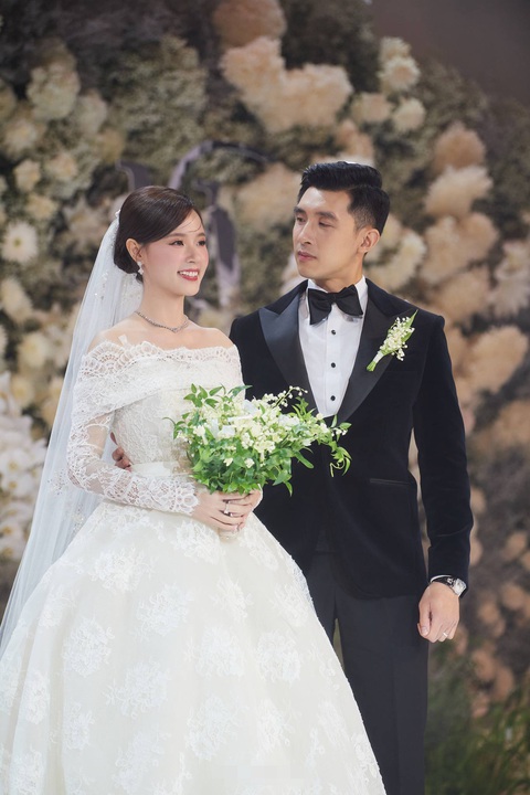 5 chi tiết 'độc' trong đám cưới cổ tích của Midu- Ảnh 1. Midu và chồng đẹp đôi trong hôn lễ cổ tích