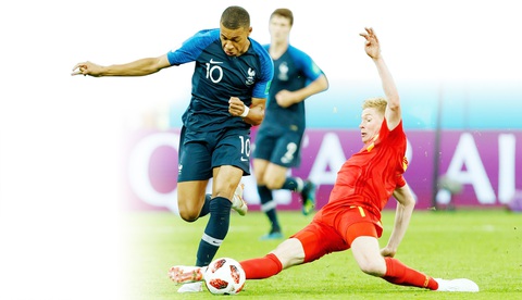 Đại chiến Pháp - Bỉ: Đánh thức các siêu sao- Ảnh 1. Mbappe (trái) so tài với De Bruyne - Ảnh: REUTERS