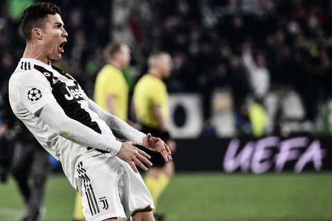 Bellingham có thể bị cấm đá tứ kết Euro 2024 vì pha ăn mừng trước Slovakia- Ảnh 3. Ronaldo từng bị UEFA phạt vì pha ăn mừng tương tự - Ảnh: GETTY