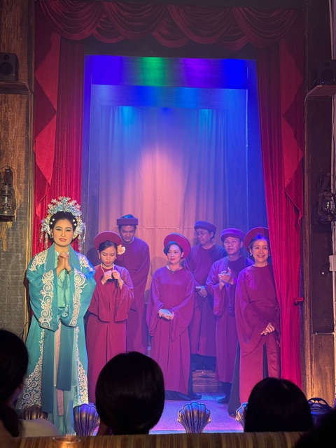 Gánh hát Thiên Lý trình diễn cải lương mộc khiến giới trẻ say mê- Ảnh 2. Sân khấu 4m2 mới được dựng lại khang trang hơn của Gánh hát Thiên Lý