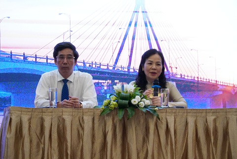 Ông Trần Chí Cường - phó chủ tịch UBND TP. Đà Nẵng (bìa trái) và TS Ngô Phương Lan - Ảnh: TRƯỜNG TRUNG Ông Trần Chí Cường - phó chủ tịch UBND TP Đà Nẵng (trái) và TS Ngô Phương Lan - Ảnh: TRƯỜNG TRUNG