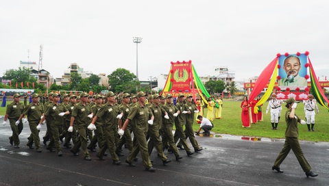 Nhiều tỉnh, thành đồng loạt ra mắt lực lượng bảo vệ an ninh, trật tự cơ sở- Ảnh 33. Lực lượng an ninh trật tự cơ sở ở tỉnh Cà Mau diễu hành trong buổi ra mắt - Ảnh: THANH HUYỀN
