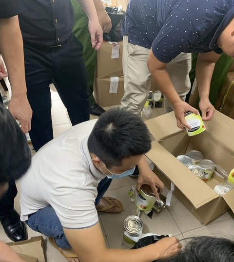 Thu giữ 179kg ma túy từ Đức về Việt Nam qua đường hàng không- Ảnh 1. Lực lượng chức năng kiểm tra tang vật - Ảnh: Cục Hải quan Hà Nội
