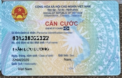 Hình ảnh cận cảnh thẻ căn cước mới- Ảnh 2. Căn cước cho trẻ dưới 6 tuổi sẽ không có ảnh khuôn mặt, chỉ có các thông tin như hình quốc huy, họ, tên khai sinh... - Ảnh: DANH TRỌNG