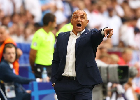 HLV Slovakia xô xát với cầu thủ Anh tại Euro 2024- Ảnh 1. HLV Francesco Calzona bất mãn với tổ trọng tài sau trận thua tuyển Anh tại Euro 2024 - Ảnh: REUTERS