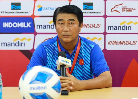 HLV Trần Minh Chiến: U16 Việt Nam thua Thái Lan là lỗi của tôi- Ảnh 1. HLV Trần Minh Chiến buồn vì thất bại trước Thái Lan - Ảnh: VFF
