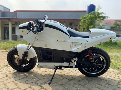 Biến Honda Spacy thành xe máy điện vì bạn bè ai cũng có xe điện- Ảnh 1. Chiếc xe như bước ra từ tương lai này thực chất là một chiếc Honda Spacy được độ phong cách cyberpunk - Ảnh: Divo Gimbal/Otomotif
