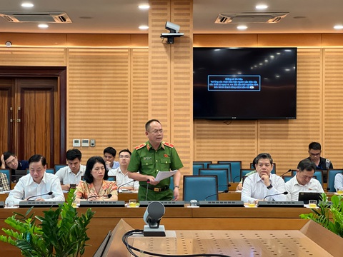 Lãnh đạo Công an Hà Nội: Sai phạm trong vụ cháy làm 56 người chết 'như một con rết' bò khắp nơi- Ảnh 2. Thiếu tướng Nguyễn Thanh Tùng - phó giám đốc Công an TP Hà Nội - phát biểu tại phiên thảo luận - Ảnh: PHẠM TUẤN