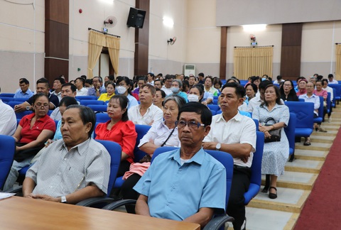 TP.HCM: Cử tri quá bức xúc với nạn bằng giả- Ảnh 1. Cử tri quận 8 tham dự buổi tiếp xúc - Ảnh: CẨM NƯƠNG