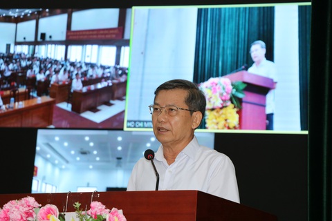 TP.HCM: Cử tri quá bức xúc với nạn bằng giả- Ảnh 2. Ông Lê Minh Trí - viện trưởng Viện kiểm sát nhân dân tối cao - trả lời ý kiến cử tri - Ảnh: CẨM NƯƠNG