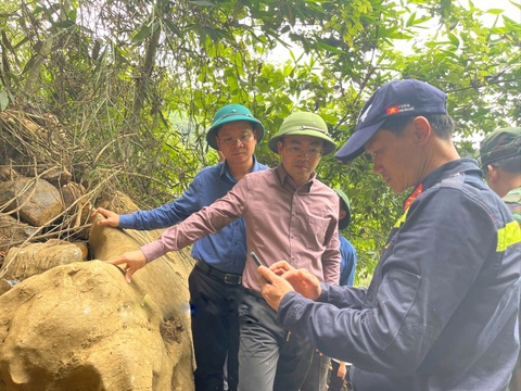 Sập hang động ở Bắc Kạn, 2 người mắc kẹt, 1 nạn nhân chưa xác định được vị trí- Ảnh 1. Chủ tịch UBND tỉnh Nguyễn Đăng Bình chỉ đạo trực tiếp tại hiện trường - Ảnh: UBND tỉnh Bắc Kạn