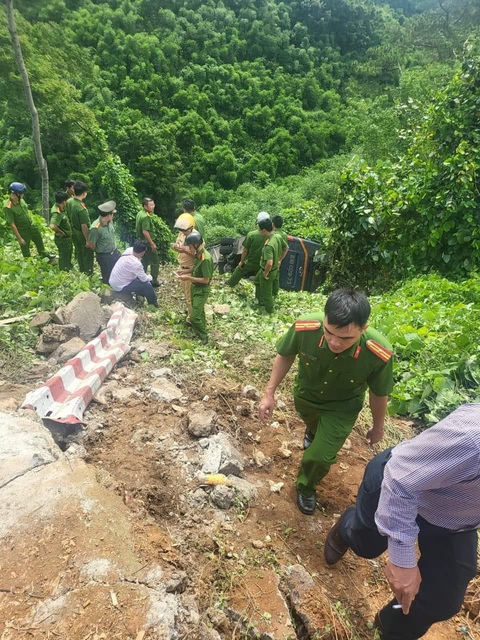 Ngành chức năng khám nghiệm hiện trường, điều tra nguyên nhân vụ xe khách chở 48 người lao xuống vực - Ảnh: Q.VŨ Lực lượng chức năng khám nghiệm hiện trường, điều tra nguyên nhân vụ xe khách chở 48 người lao xuống vực - Ảnh: Q.VŨ