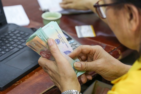 Bộ trưởng Đào Ngọc Dung phản hồi việc cử tri gặp khó khi nhận trợ cấp qua thẻ ngân hàng - Ảnh 1. Bộ trưởng Đào Ngọc Dung phản hồi việc cử tri gặp khó khi nhận trợ cấp qua thẻ ngân hàng - Ảnh 1.