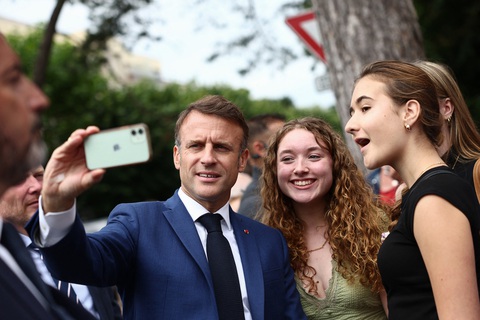 Tổng thống Pháp Macron khó cản chiến thắng của đảng cực hữu- Ảnh 1. Tổng thống Pháp Emmanuel Macron chụp ảnh với cử tri trẻ ngày 30-6 - Ảnh: REUTERS