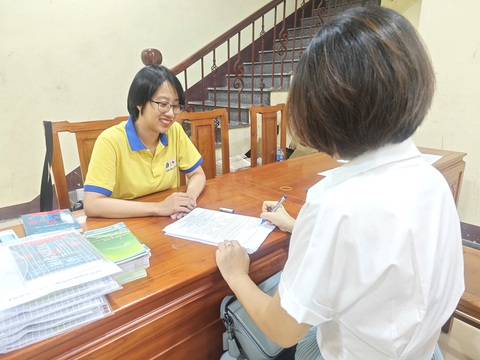 Muốn viết tiếp ước nguyện: Mang đến sự sống dẫu thân thể đã chết- Ảnh 1. Chị Thùy Dương tư vấn cho người dân mong muốn đăng ký hiến mô, tạng khi chết/chết não - Ảnh: DƯƠNG LIỄU
